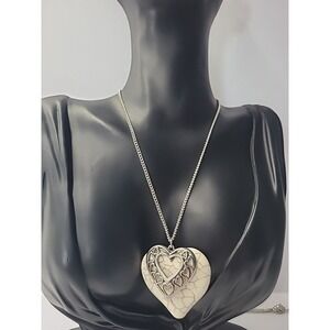 Vintage Necklace Pendant Heart Silver Tone Chain Beige jewelry Costume